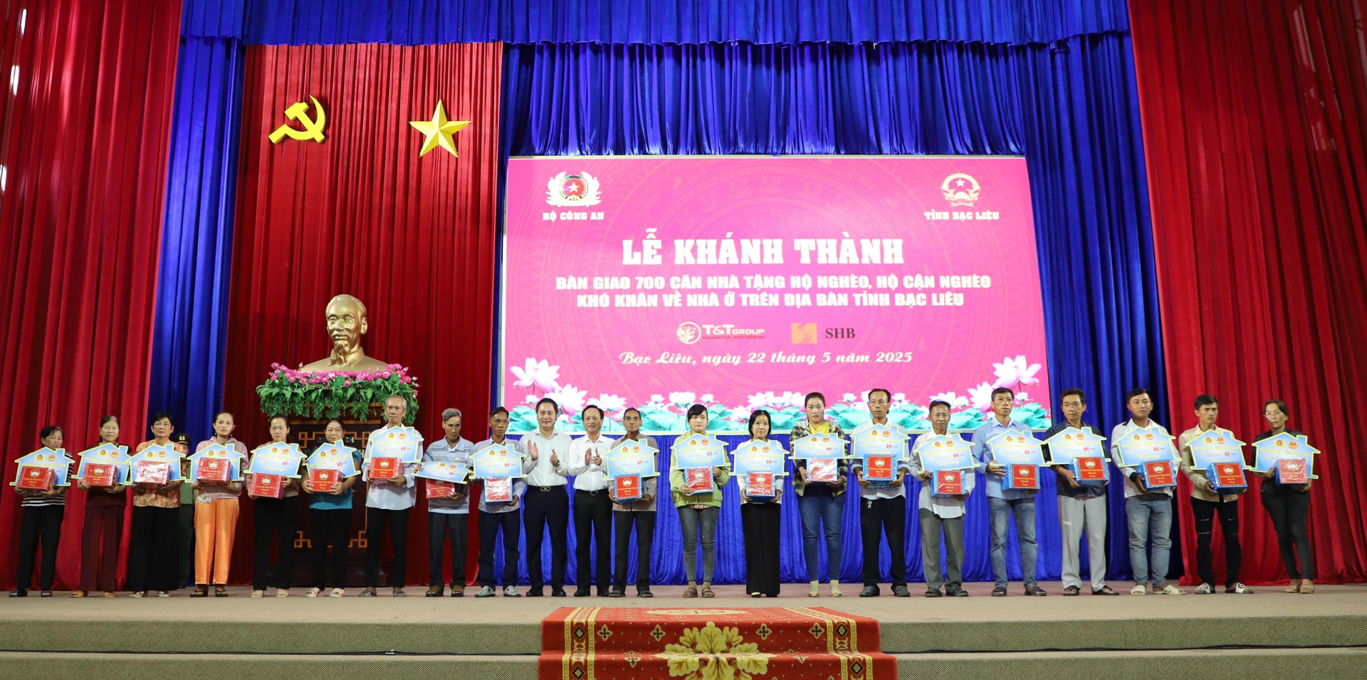 Ông Mai Xuân Sơn, Tổng Giám đốc Tập đoàn T&T Group (thứ 10 từ trái sang) và lãnh đạo tỉnh Bạc Liêu trao bảng tượng trưng căn nhà và quà tặng các hộ gia đình khó khăn về nhà ở. Tập đoàn T&T