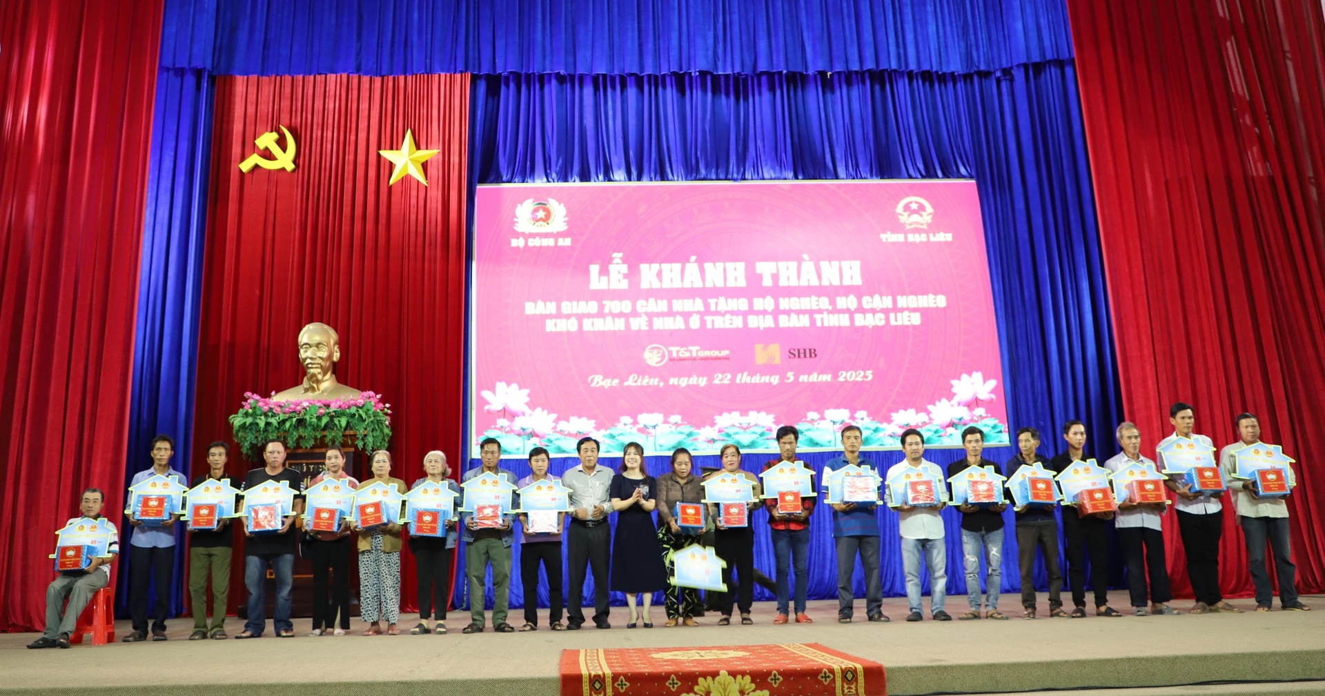 Bà Ninh Thị Lan Phương, Phó Tổng Giám đốc, Chủ tịch Công đoàn Ngân hàng SHB (thứ tự 11 từ trái sang) và lãnh đạo tỉnh Bạc Liêu trao bảng tượng trưng căn nhà và quà tặng các hộ gia đình khó khăn về nhà ở. ngân hàng SHB