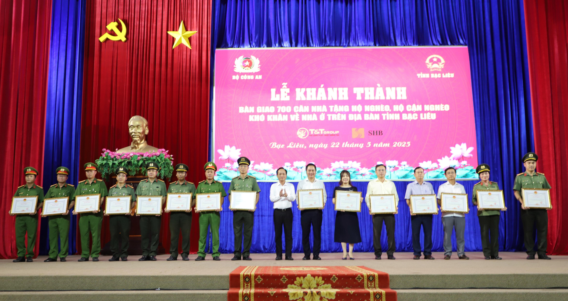 Ông Mai Xuân Sơn, Tổng Giám đốc Tập đoàn T&T Group (thứ 7 từ phải sang) và bà Ninh Thị Lan Phương, Phó Tổng Giám đốc Ngân hàng SHB (thứ 6 từ phải sang) nhận bằng khen dành cho các tập thể có thành tích trong thực hiện xóa nhà tạm, nhà dột nát trên địa bàn tỉnh Bạc Liêu. ngân hàng shb