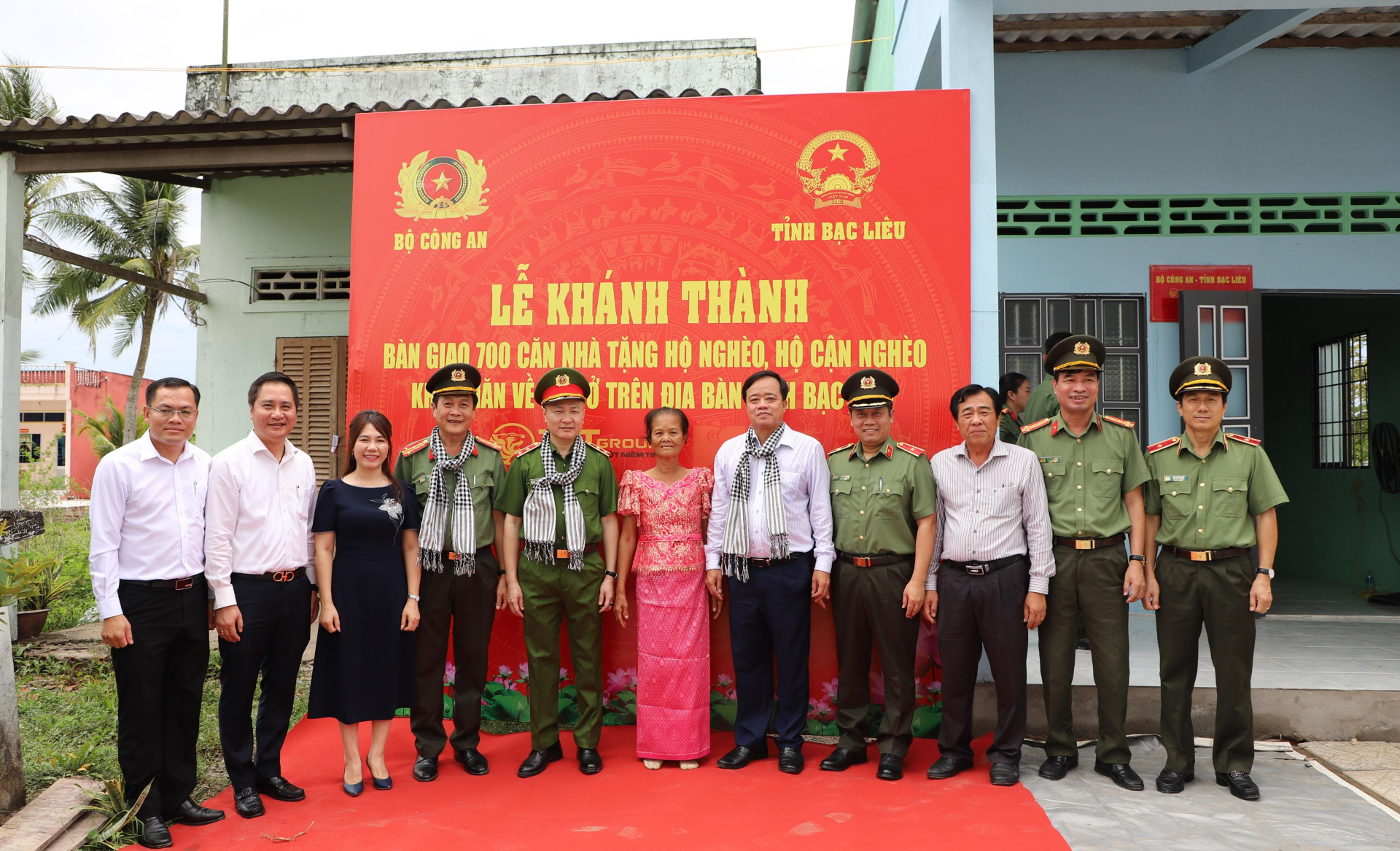 Lãnh đạo Bộ Công an, lãnh đạo tỉnh Bạc Liêu và đại diện Tập đoàn T&T Group, Ngân hàng SHB thực hiện nghi thức khánh thành, bàn giao căn nhà tặng các hộ gia đình tập đoàn T&T
