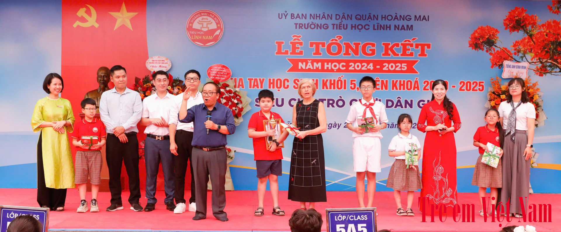 Nhà thơ Trần Đăng Khoa chia sẻ niềm vui tham gia các trò chơi dân gian cùng học sinh Trường tiểu học Lĩnh Nam. trần đăng khoa