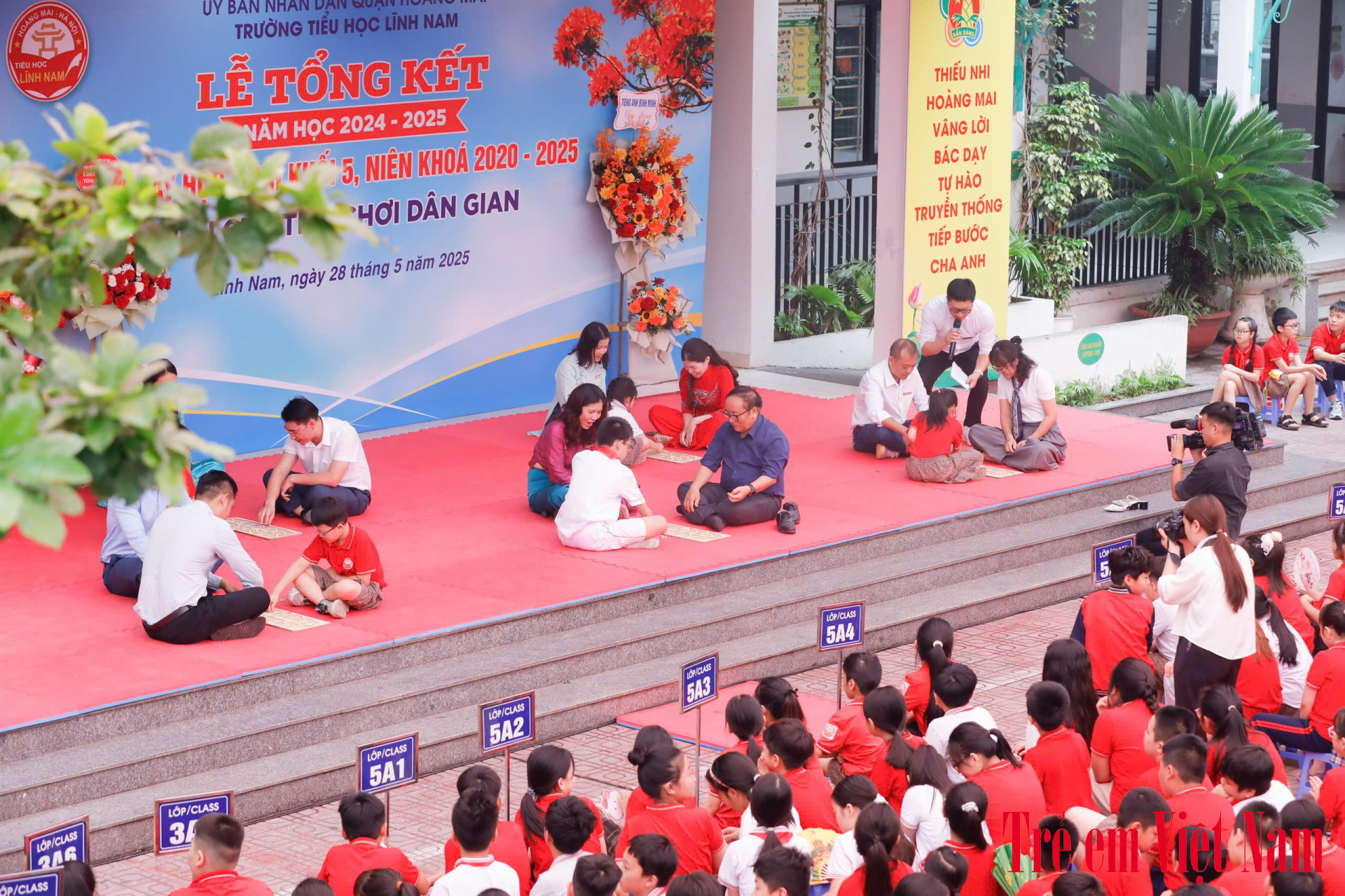 Nhà thơ Trần Đăng Khoa và khách mời cùng thi tài với các em học sinh trong trò chơi trò chơi dân gian