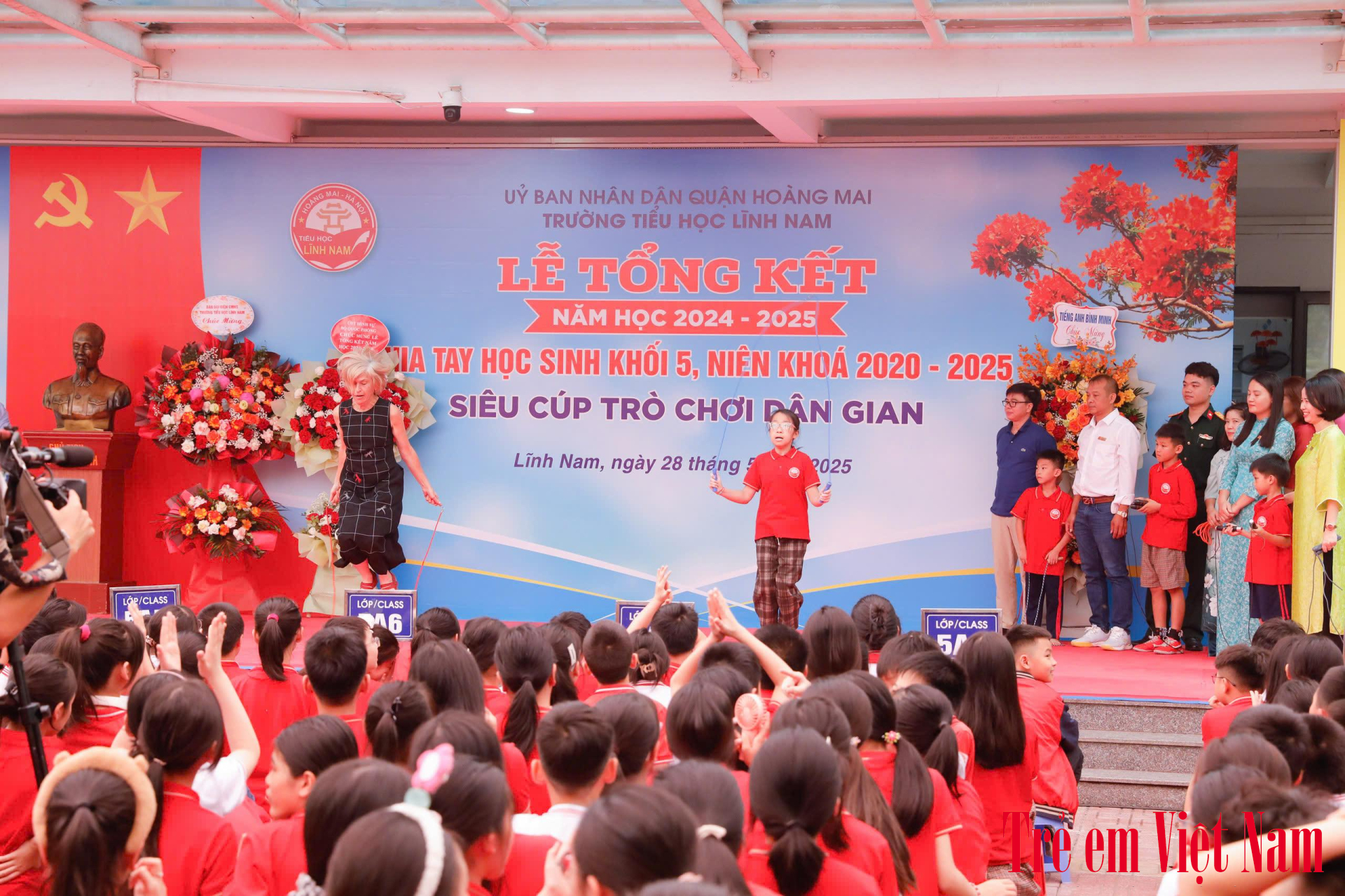 Bà Stella Ciorra - Chủ tịch hội những người bạn di sản Việt Nam vui mừng khi lần đầu tiên được tham gia trò chơi dân gian cùng các em học sinh tại Trường Tiểu học Lĩnh Nam. trò chơi dân gian (2)
