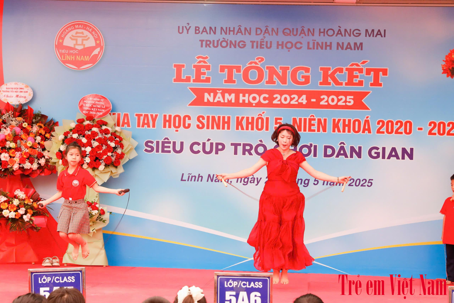 Các em học sinh hào hứng khi thi nhảy dây với Nhà thơ Bảo Ngọc - Phó Chủ tịch Hội đồng Văn học thiếu nhi, Hội nhà văn Việt Nam. nhà thơ bảo ngọc