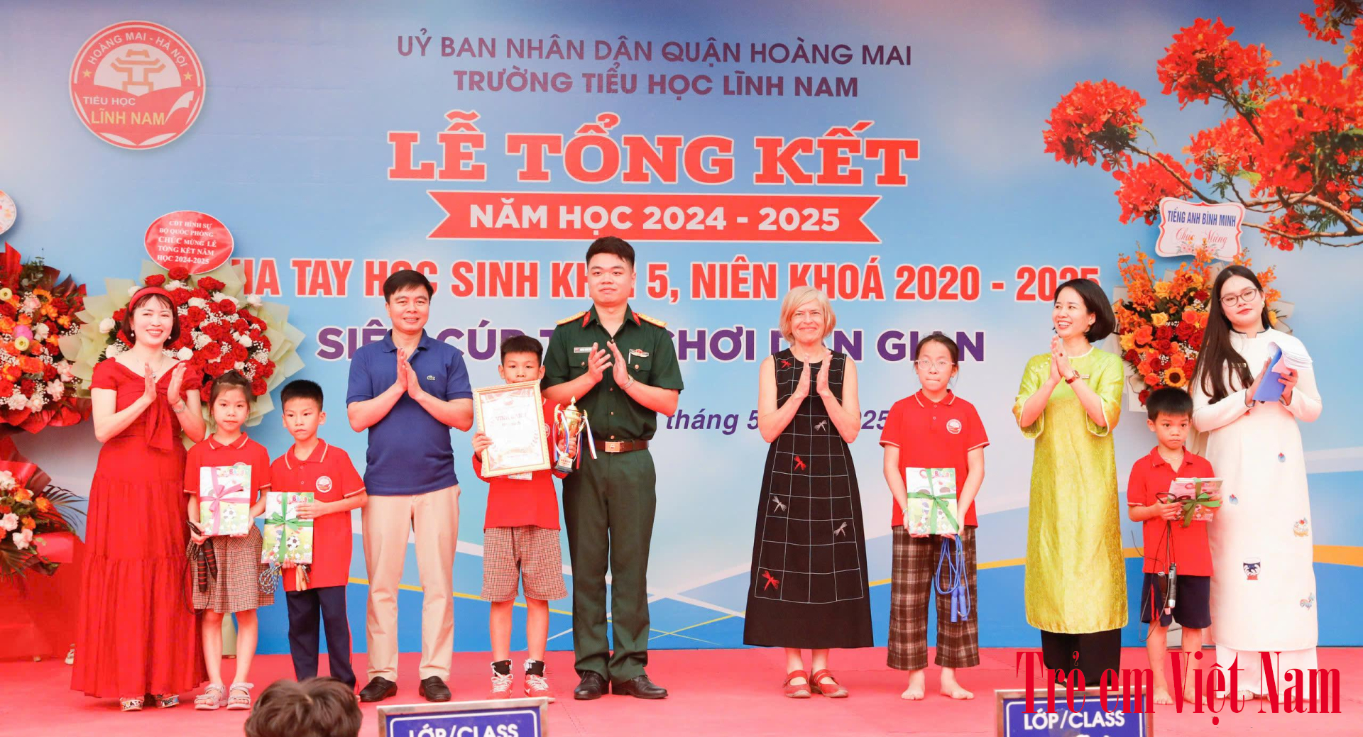 Các vị khách mời tham dự chương trình trao những phần quà ý nghĩa tới các em học sinh. bảo tồn trò chơi dân gian