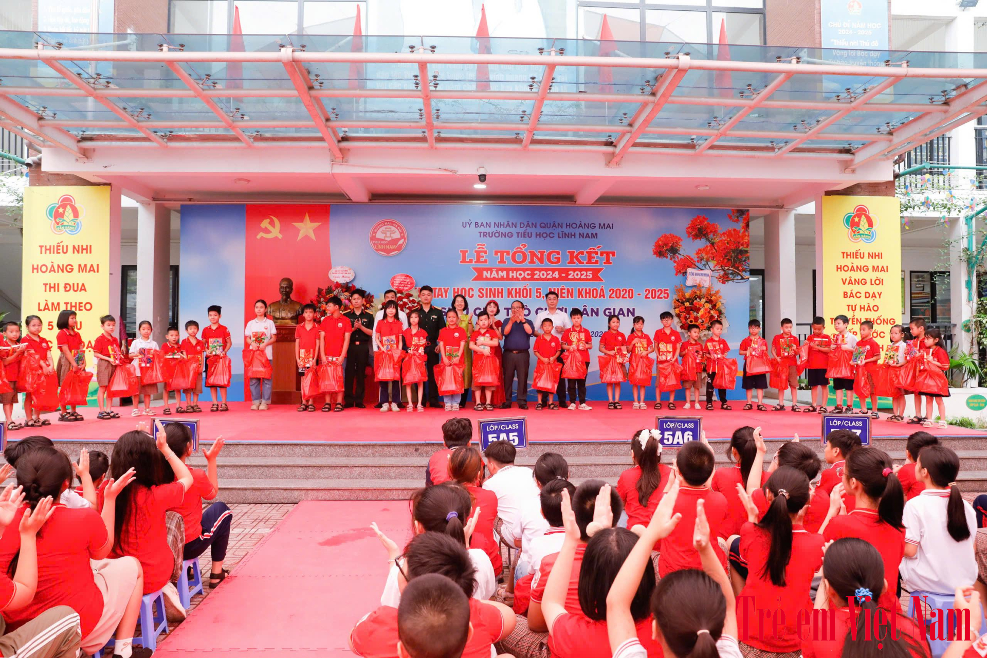 Nhiều phần quá ý nghĩa đã được trao tặng, đánh dấu một năm học rất đáng tự hào của các em học sinh. trường tiểu học lĩnh nam 2025
