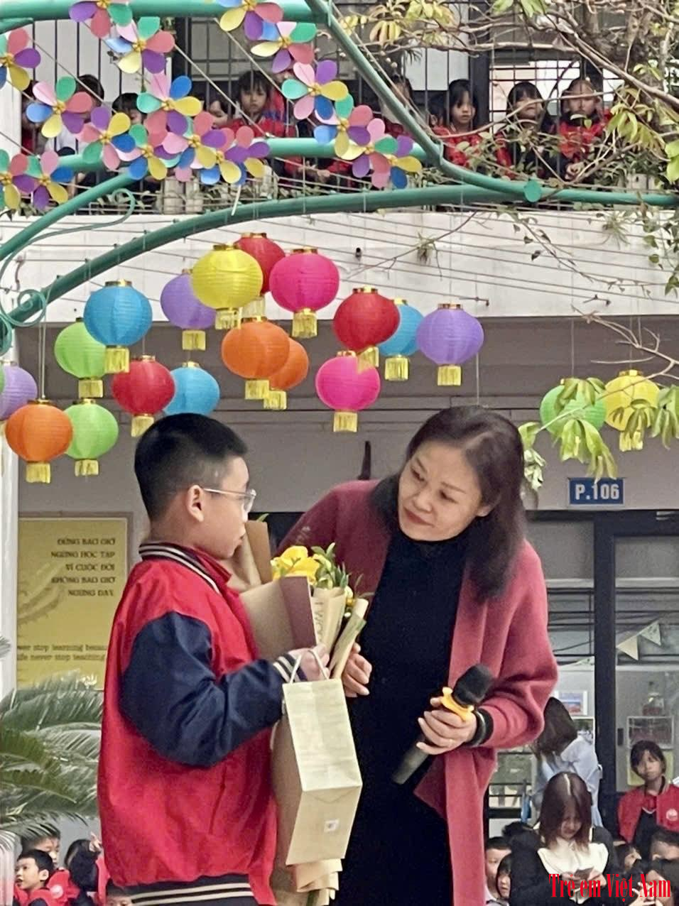 Cô Lê Thúy Hà - Phó Hiệu trưởng đại diện nhà trường trao tặng học sinh Vũ Hoàng Tiến lớp 5A9 tham gia cuộc thi Olympic Toán học thế giới WIMO tổ chức tại Thâm Quyến, Trung Quốc đạt huy chương Vàng, đoạt cup Vàng với số điểm tuyệt đối. IMG_8055