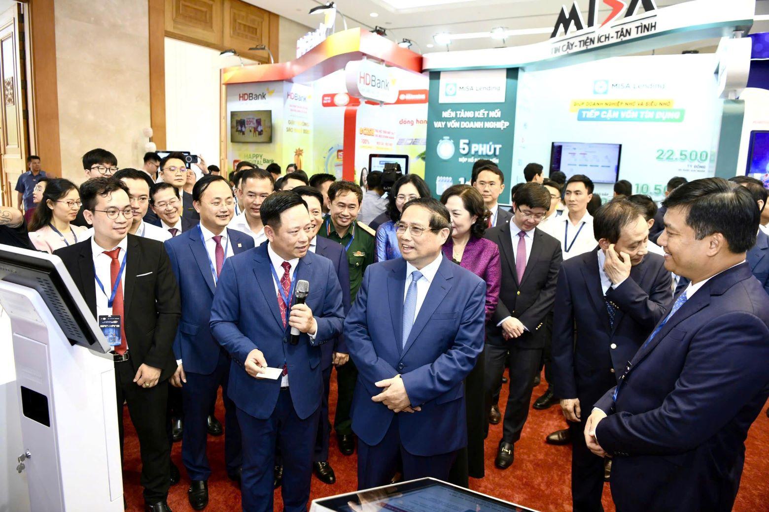 Thủ tướng Phạm Minh Chính tham quan gian hàng của Agribank tại sự kiện IMG_8115