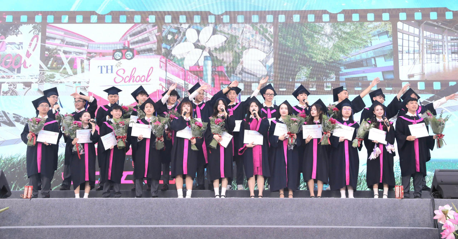 Học sinh khóa đầu tiên TH School Vinh nhận hoa và chứng chỉ tốt nghiệp trong niềm vui rạng rỡ. THSCHOOL VINH