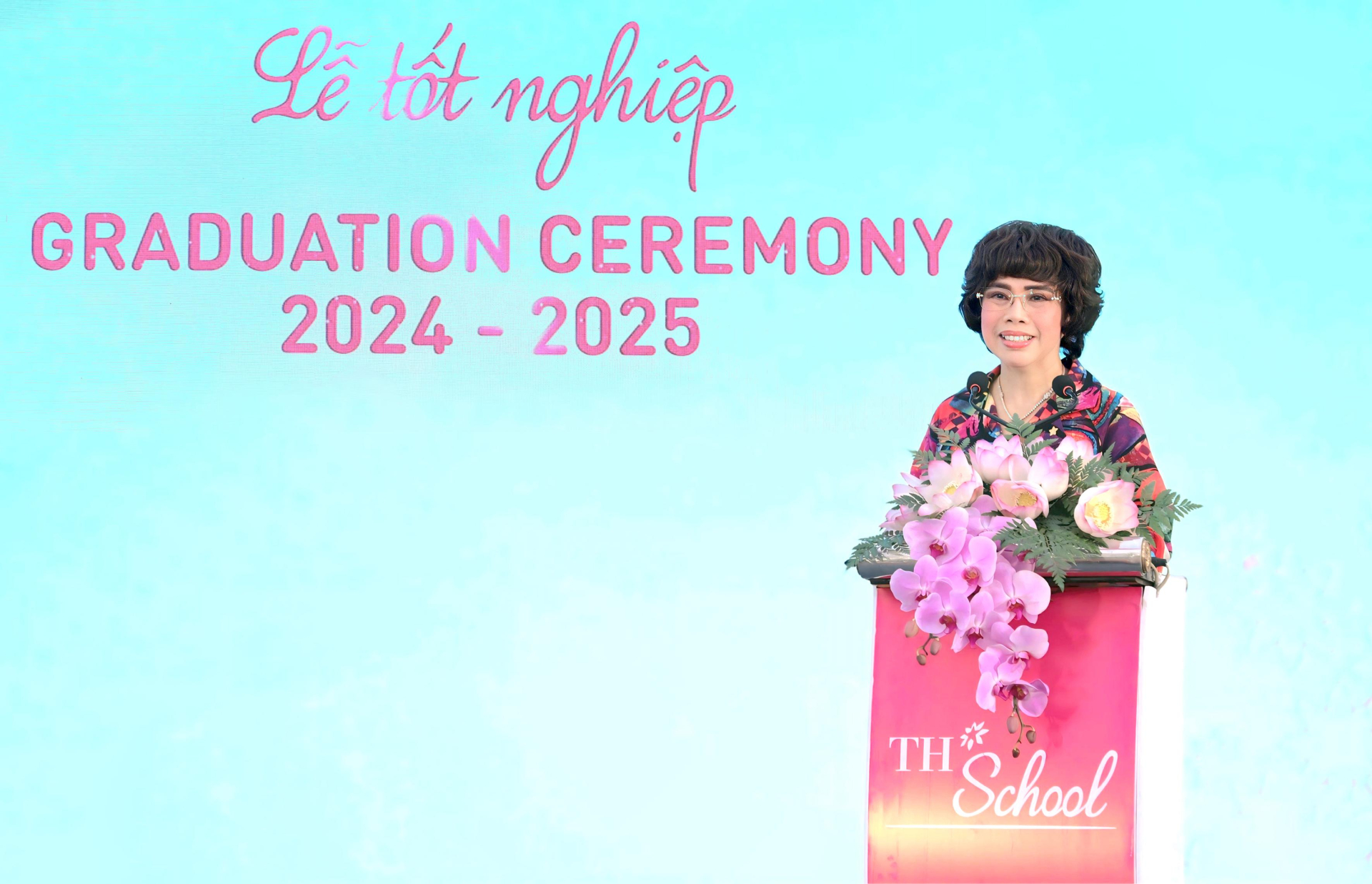 Nhà sáng lập TH School, Anh hùng Lao động Thái Hương xúc động chia sẻ tại buổi lễ. DOANH NHÂN THÁI HƯƠNG