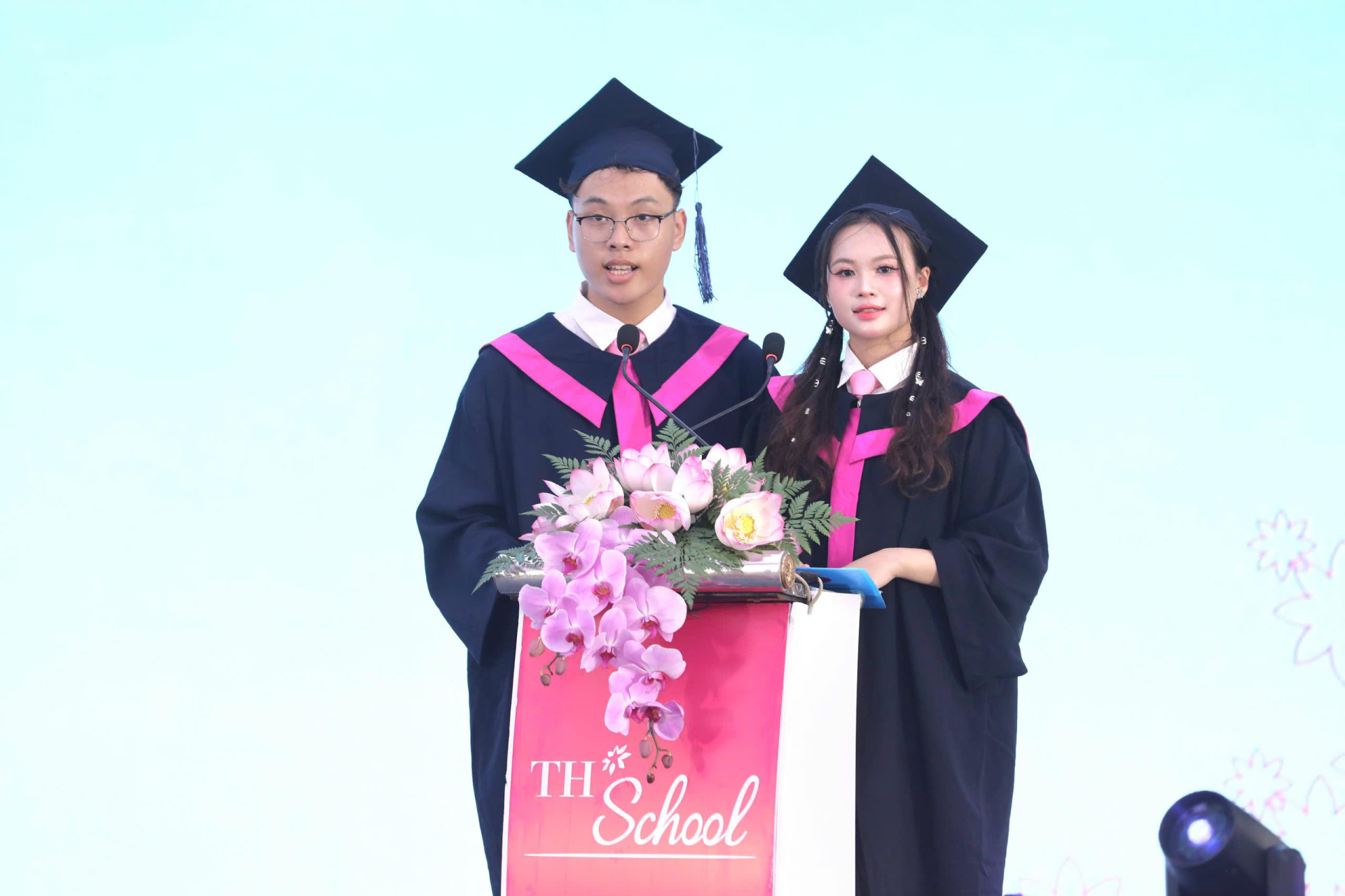 Đan Vy và Tuấn Tú (đại diện học sinh) gửi lời cảm ơn nhà trường và bà Thái Hương. ại diện học sinh Dan Vy & Tuấn Tú
