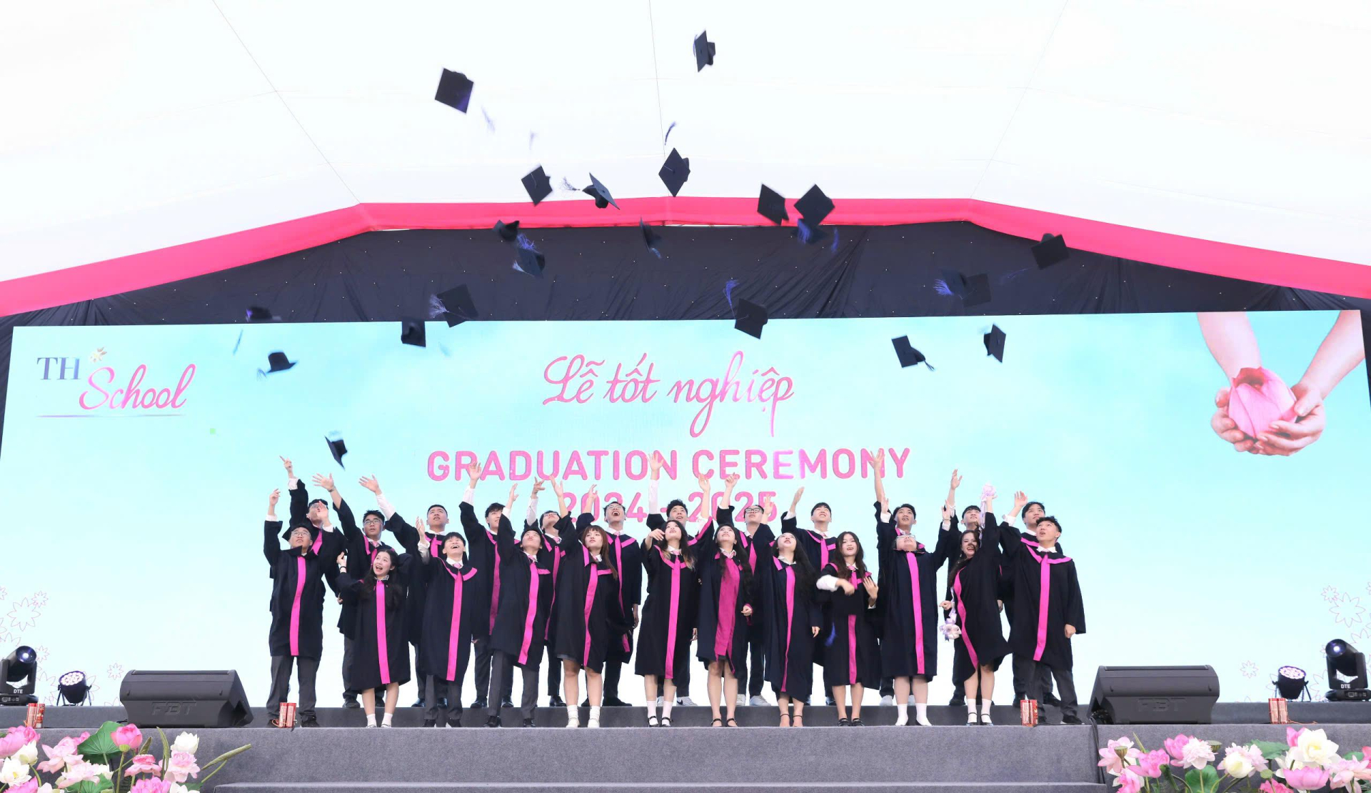 Học sinh TH School Vinh tung mũ trong lễ tốt nghiệp – khoảnh khắc đánh dấu bước trưởng thành. HS tung mũ