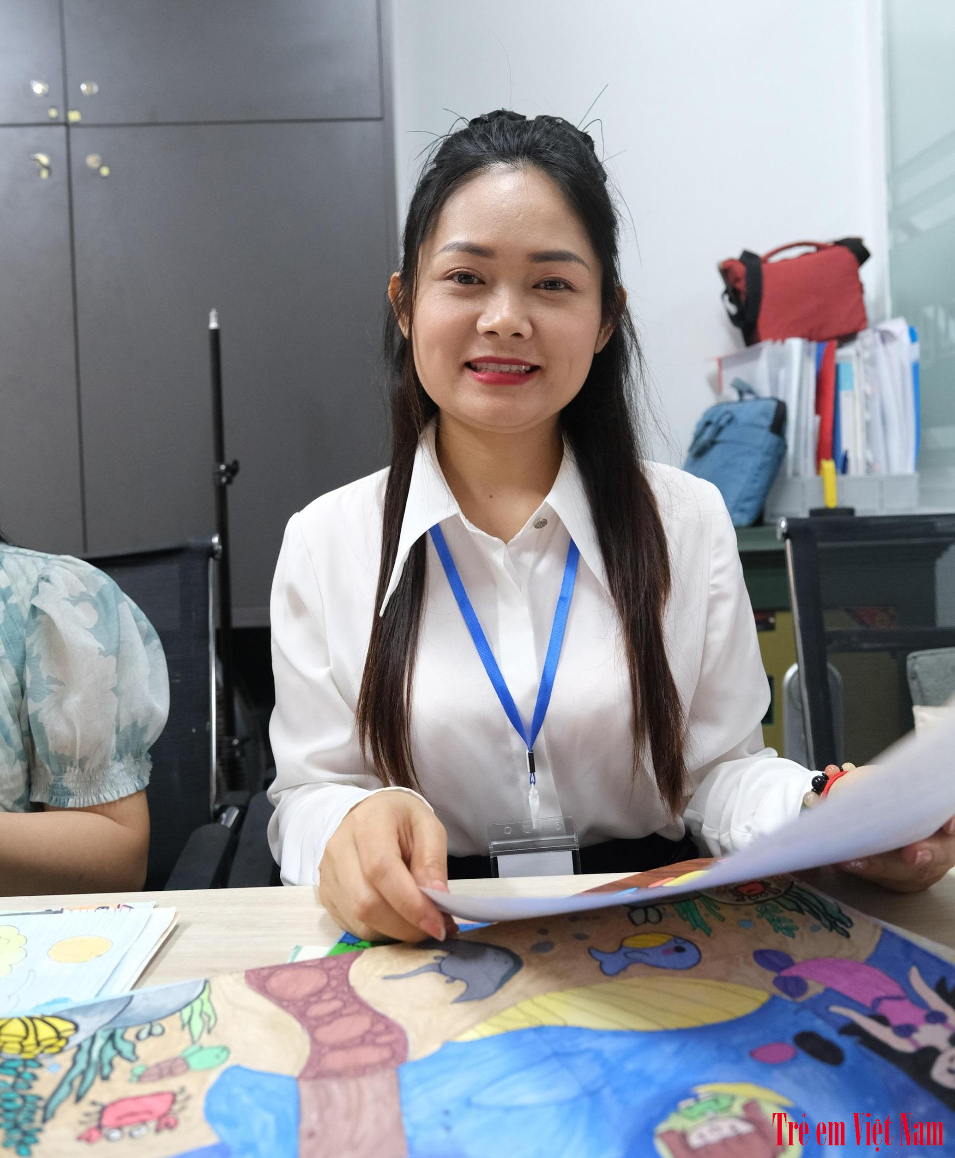 Giám khảo Bùi Thị Hồng - Giáo viên Trường THCS & THPT Quốc tế Thăng Long, Hà Nội. bùi hồng