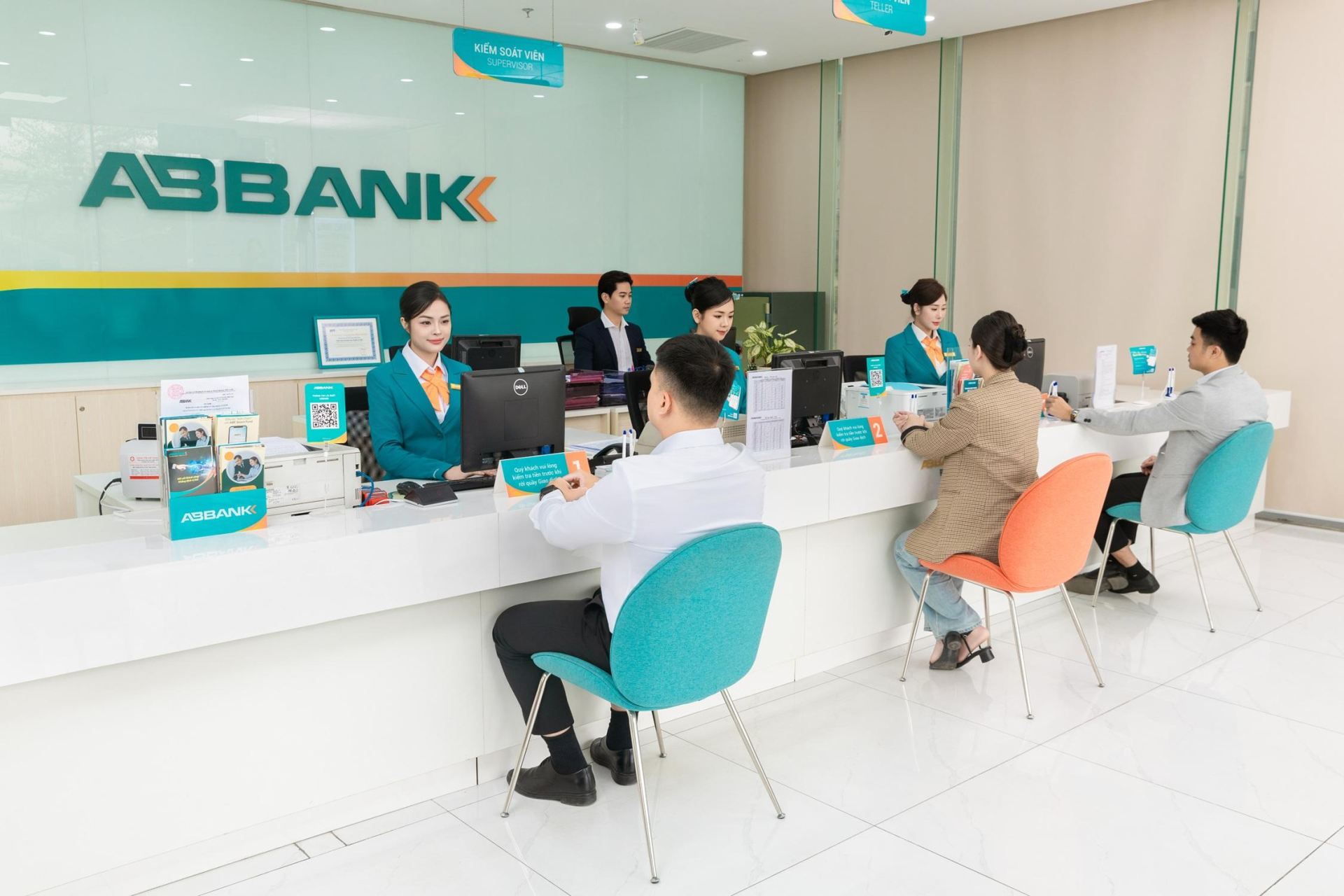 Nhân dịp sinh nhật lần thứ 32, ABBANK tặng miễn phí 320 tài khoản số đẹp mỗi thứ 6 hàng tuần, đồng thời tặng thêm 0,2% lãi suất cho khách hàng gửi tiết kiệm tại quầy từ nay đến 30/6/2025 ABBANK