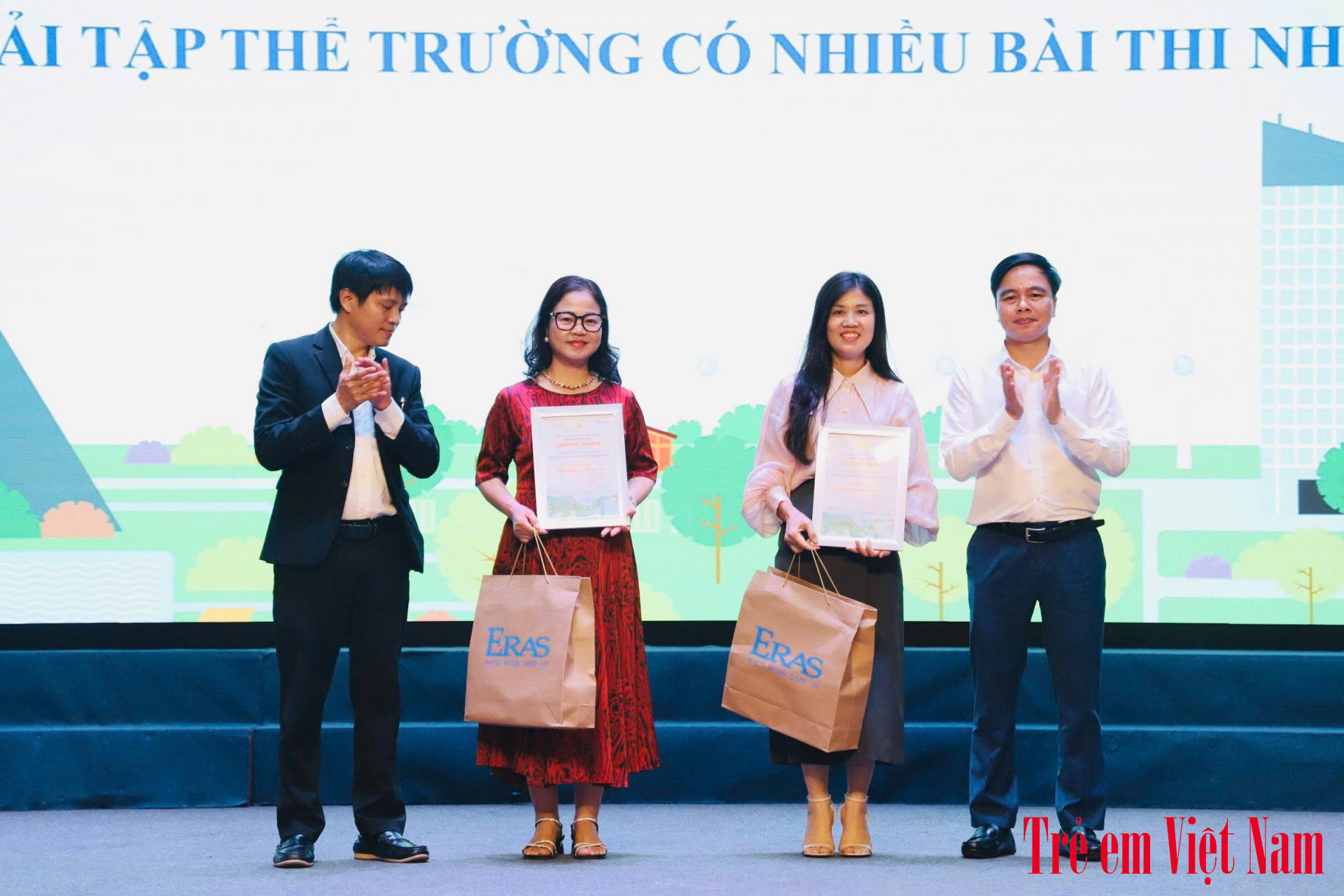 Ông Nguyễn Ngọc Quang - Tổng Thư ký Tòa soạn Tạp chí Trẻ em Việt Nam (phải) và ông Phan Văn Cường trao giải trường có nhiều bài dự thi nhất tới Nhà giáo Nguyễn Thị Nga - Phó Hiệu trưởng Trường Tiểu học Vĩnh Hưng (quận Hoàng Mai, Hà Nội) và cô Đỗ Thị Lan - Đại diện Trường Tiểu học Kim Đồng (quận Ba Đình, Hà Nội). NGOINHAMOUOC2025