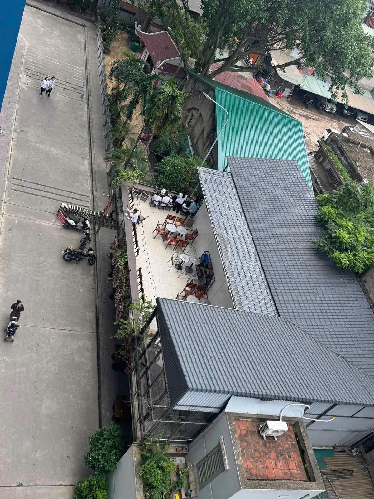 Nhiều người dân lo lắng, việc xây dựng nhà hàng kiên cố 2 tầng này liệu có đúng quy định pháp luật không? Có nguy cơ cháy nổ, ảnh hưởng tới tính mạng của trẻ nhỏ không? chung cư 459 bạch mai