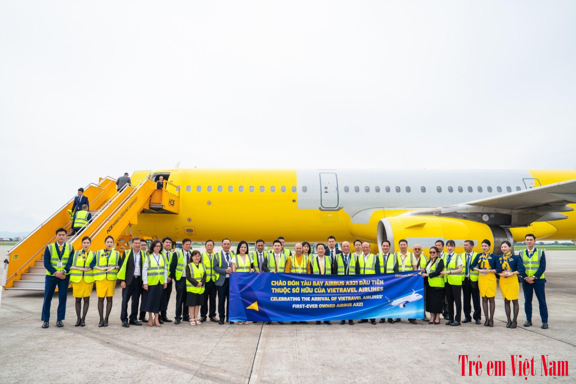 Các đại biểu chụp ảnh lưu niệm cùng chiếc máy bay Airbus A321 đầu tiên thuộc sở hữu của Vietravel Airlines. vietravel airlines