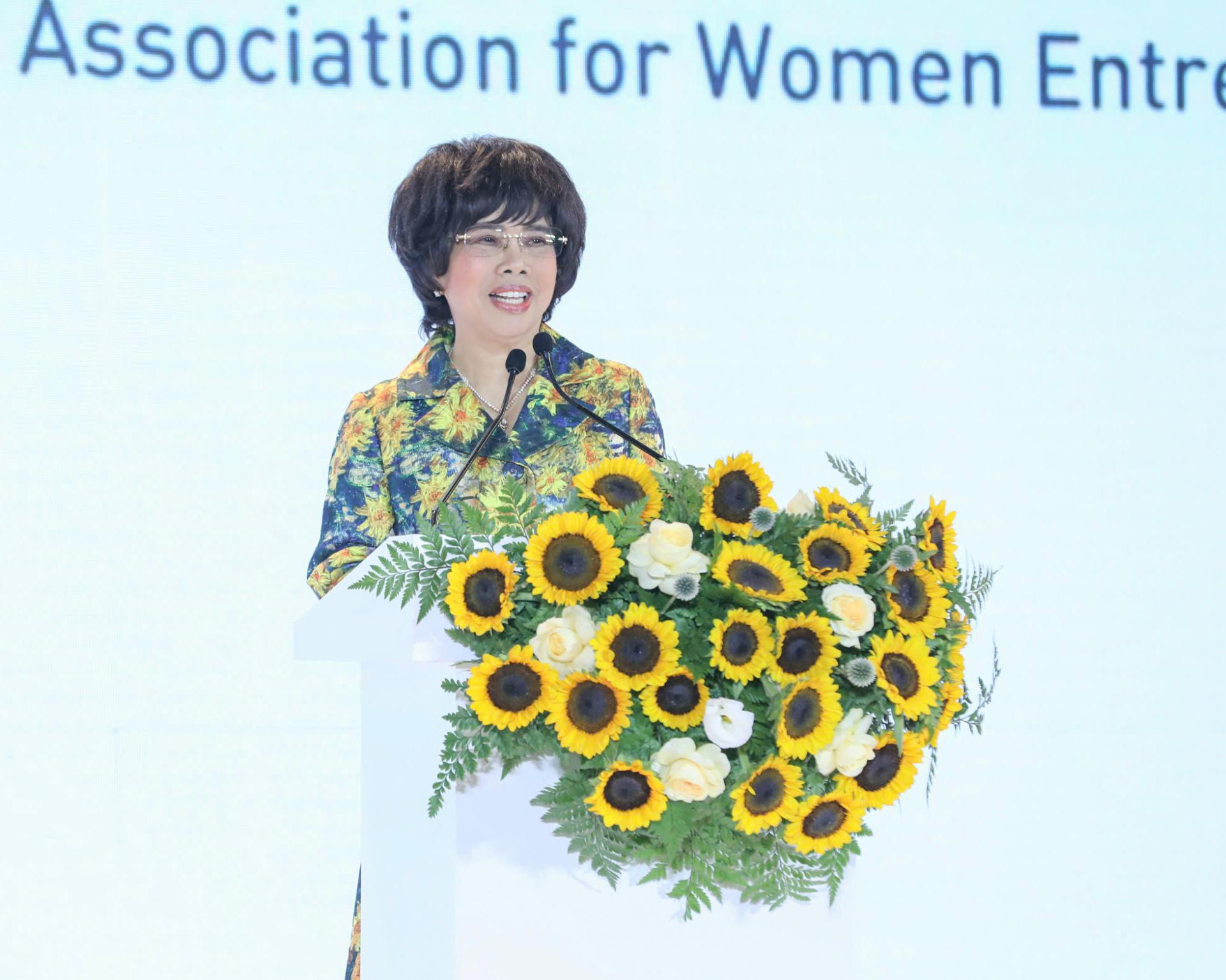 Anh hùng Lao động Thái Hương (5)