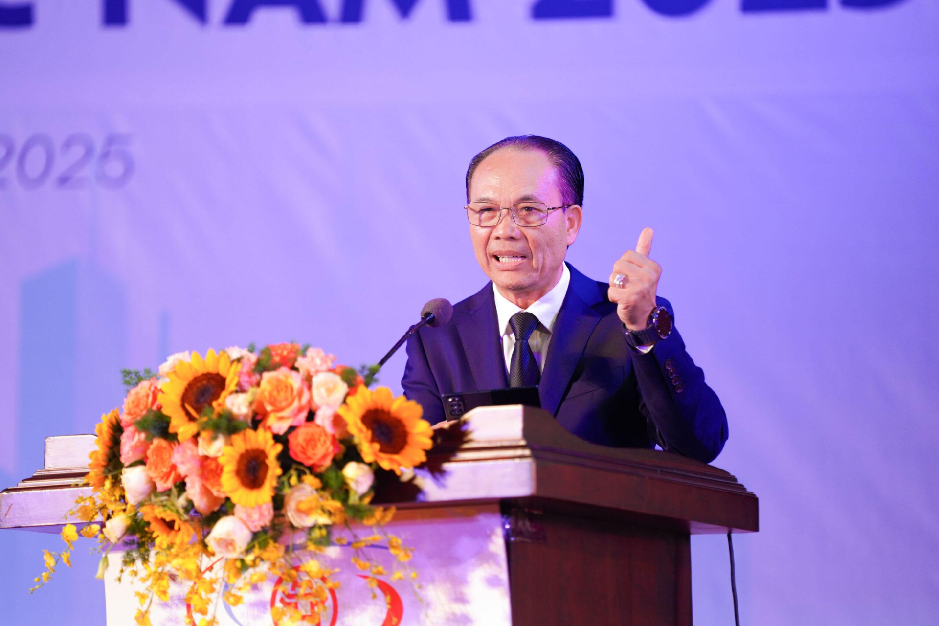 TS. Nguyễn Tiến Luận – Nhà sáng lập, Hiệu trưởng Nhà trường luôn coi sinh viên là số 1 và mong muốn học trò thành công nhanh hơn thầy. thầy luận