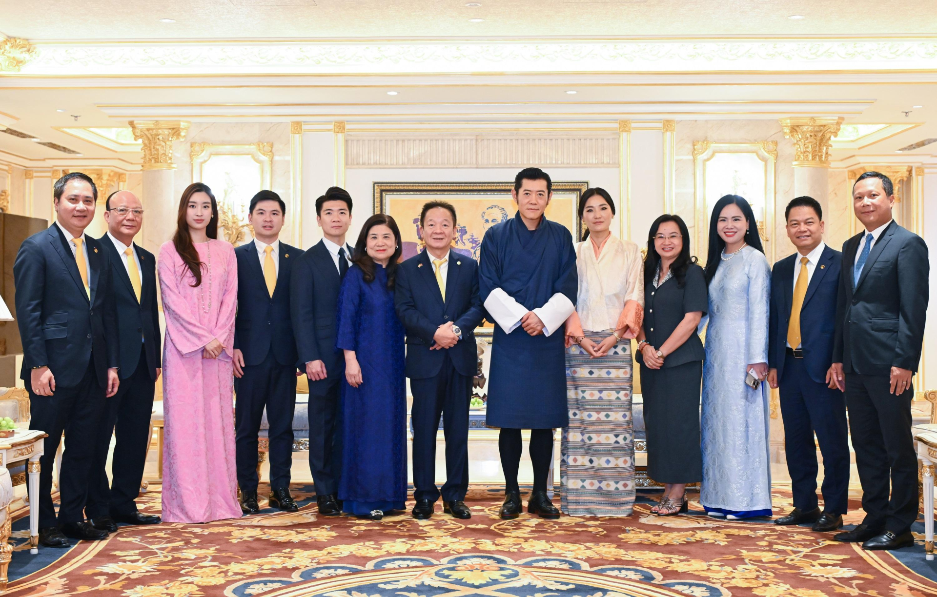 Quốc vương Bhutan cùng Hoàng hậu chụp ảnh cùng Tập đoàn T&T Group và Ngân hàng SHB