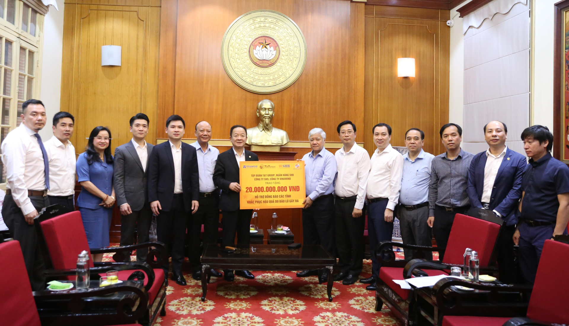 Ông Đỗ Quang Hiển, Nhà sáng lập, Chủ tịch Điều hành Tập đoàn T&T; Chủ tịch HĐQT Ngân hàng SHB trao ủng hộ 20 tỷ đồng cho Ủy ban Trung ương MTTQ Việt Nam nhằm hỗ trợ các địa phương khắc phục thiệt hại sau bão số 3 năm 2024. tập đoàn T&T Group