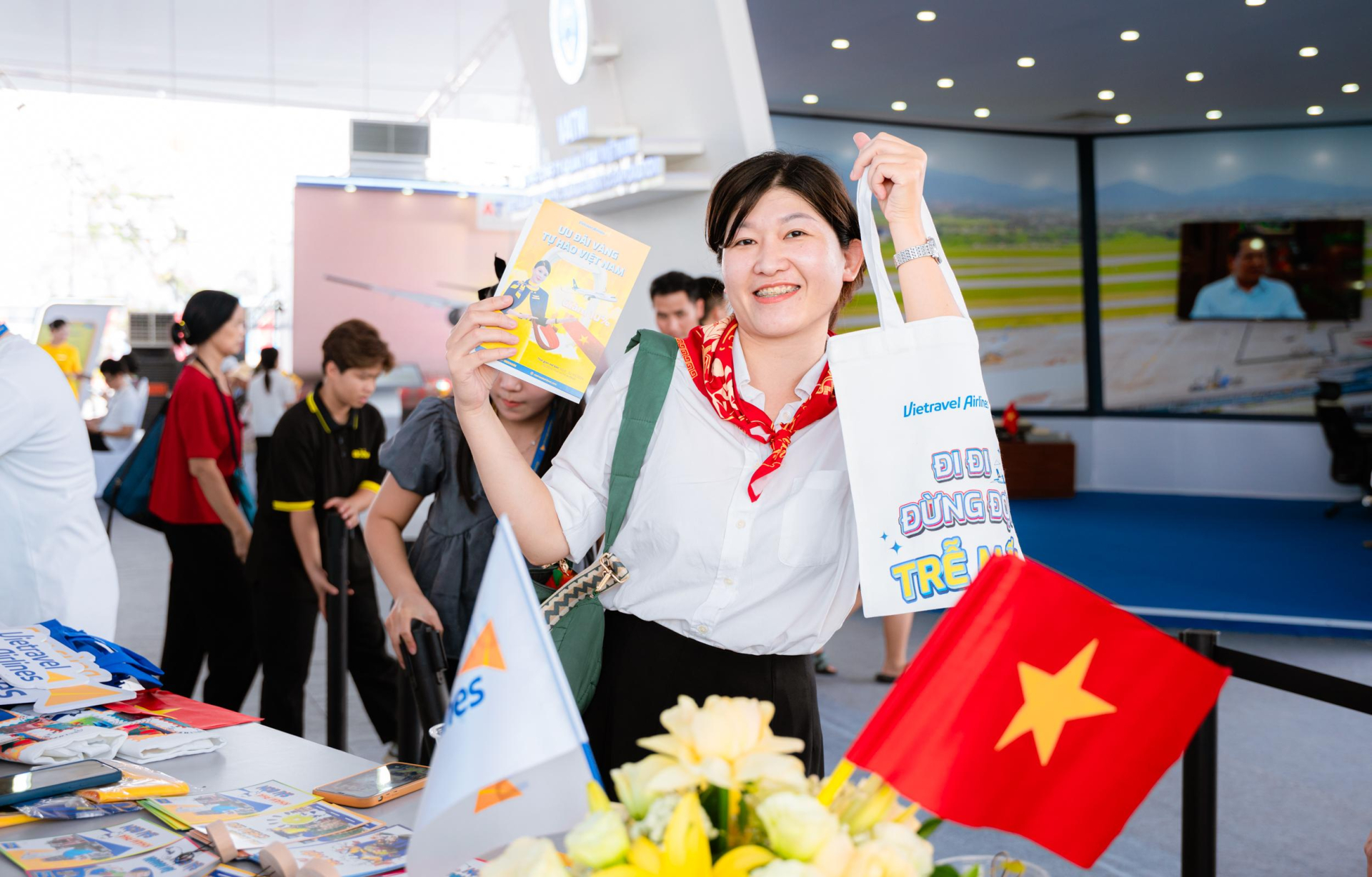 Khách hàng hào hứng checkin cùng Vietravel Airlines Vietravel Airlines