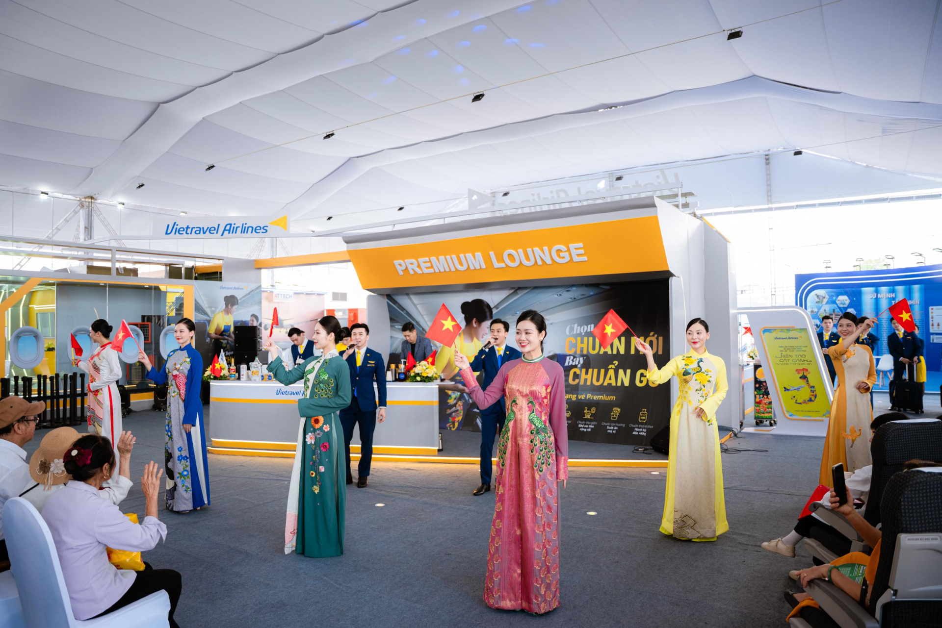 Khán giả thưởng thức show nghệ thuật “Sải cánh Việt Nam” do chính các tiếp viên của Vietravel Airlines biểu diễn. Vietravel Airlines