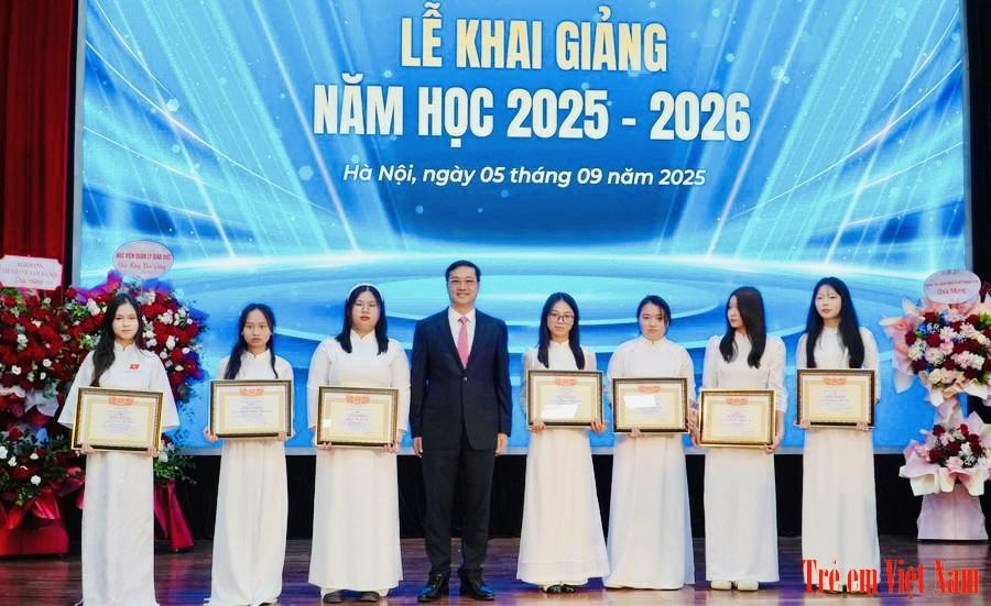 PGS.TS Phạm Văn Thuần trao tặng bằng khen cho các thủ khoa đầu vào, đồng thời gửi lời cảm ơn tới toàn thể các bạn sinh viên đã gửi trọn niềm tin, đã chọn Học viện quản lý giáo dục là nơi trải qua những năm tháng đẹp đẽ nhất của tuổi thanh xuân, là nơi rèn nghề và khởi đầu cho sự nghiệp của mình. IMG_9872