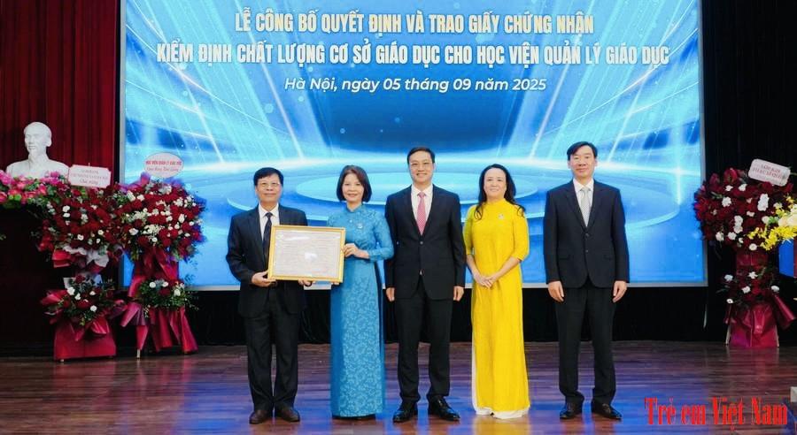 Lãnh đạo Trung tâm Kiểm định chất lượng Giáo dục Thăng Long (ngoài cùng bên trái) trao Giấy chứng nhận kiểm định chất lượng cơ sở giáo dục chu kỳ 2 cho Học viện Quản lý giáo dục. IMG_9873