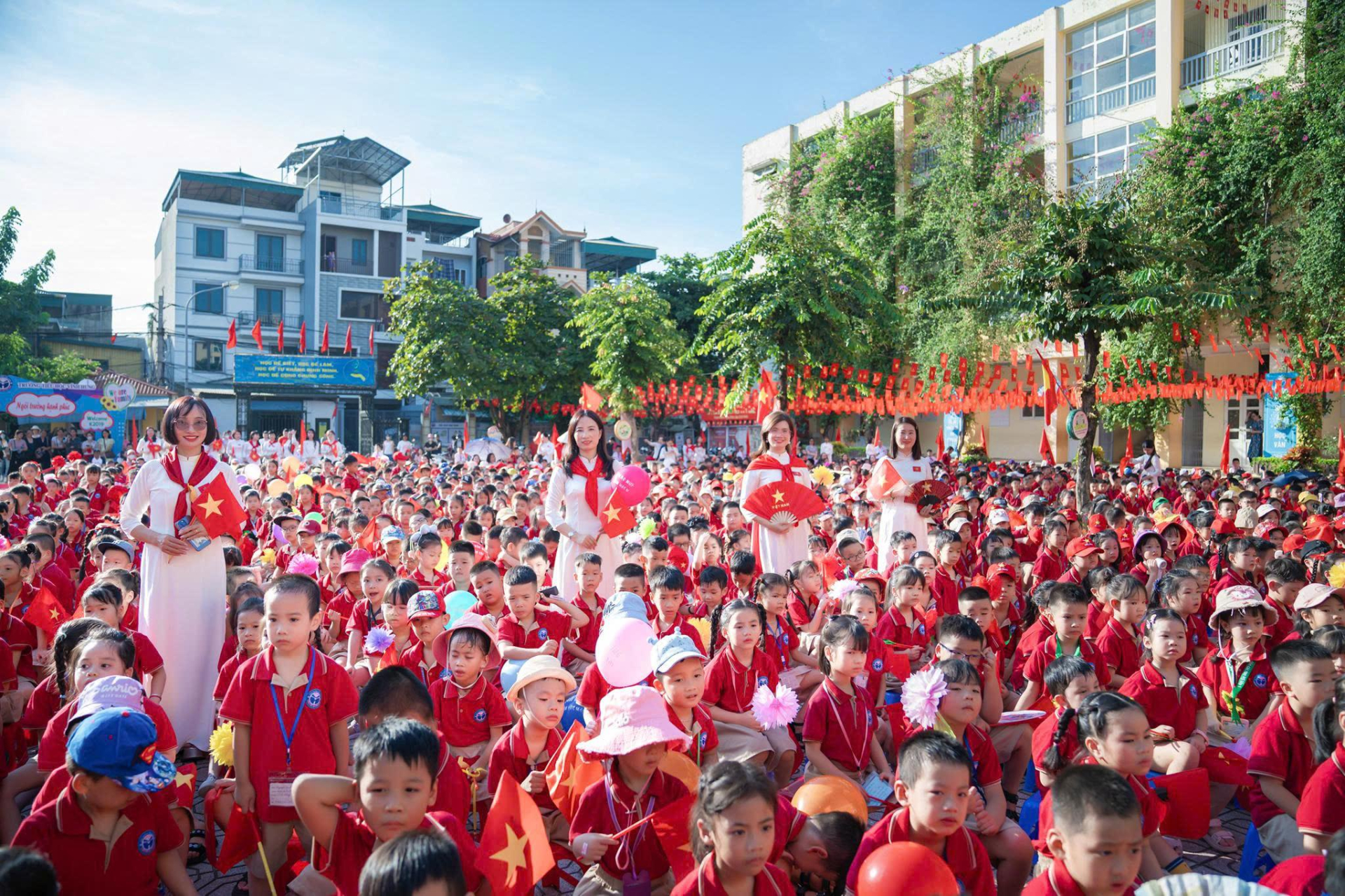 Cô và trò Trường Tiểu học Vĩnh Hưng háo hức đón chào năm học mới. tiểu học vĩnh hưng 5