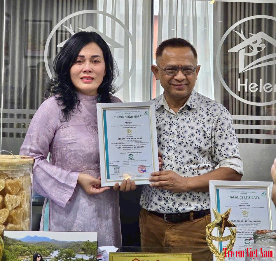 Ông Ramlan Bin Osman, Phụ trách Trung tâm Chứng nhận Halal Quốc gia (HALCERT) trao chứng nhận Halal quốc gia cho CEO Bùi Thị Hương. Nữ doanh nhân - người sáng lập Yến Helen vô cùng xúc động bởi sau rất nhiều nỗ lực, chị đã đạt được những yêu cầu kỹ thuật vô cùng khắt khe và tự tin đưa sản phẩm bùi thị hương