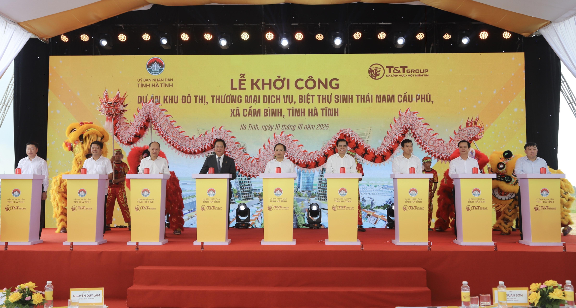 Các đại biểu thực hiện nghi lễ bấm nút khởi công dự án khu đô thị sinh thái T&T hà tĩnh