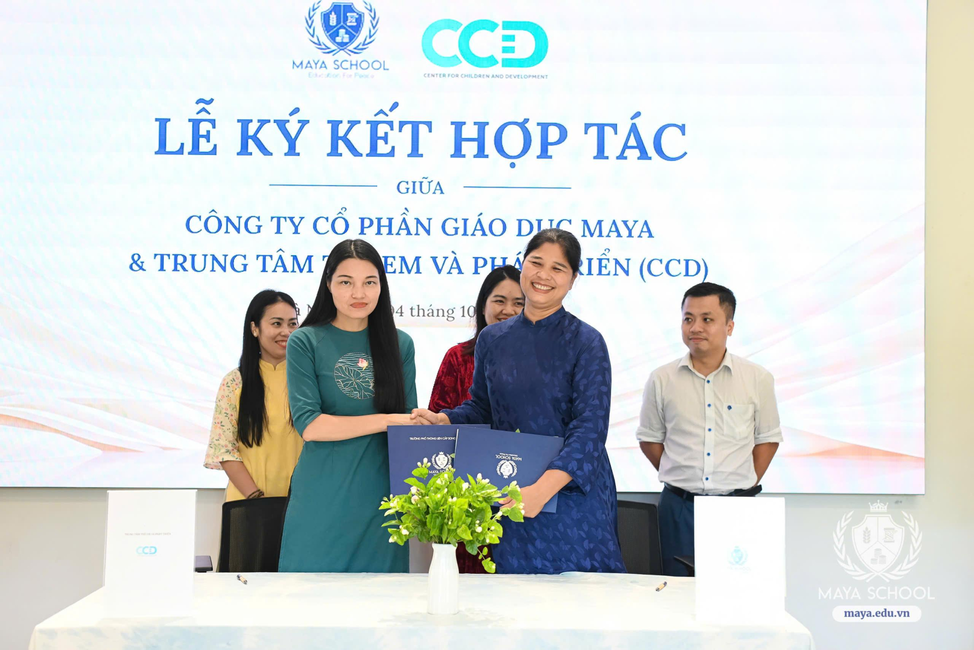 Bà Lê Thị Thu Hà - Giám đốc Trung tâm Trẻ em và Phát triển (CCD) và bà Nguyễn Thị Thuỷ - Hiệu trưởng Maya School trong Lễ ký kết hợp tác Hop tac Maya 2