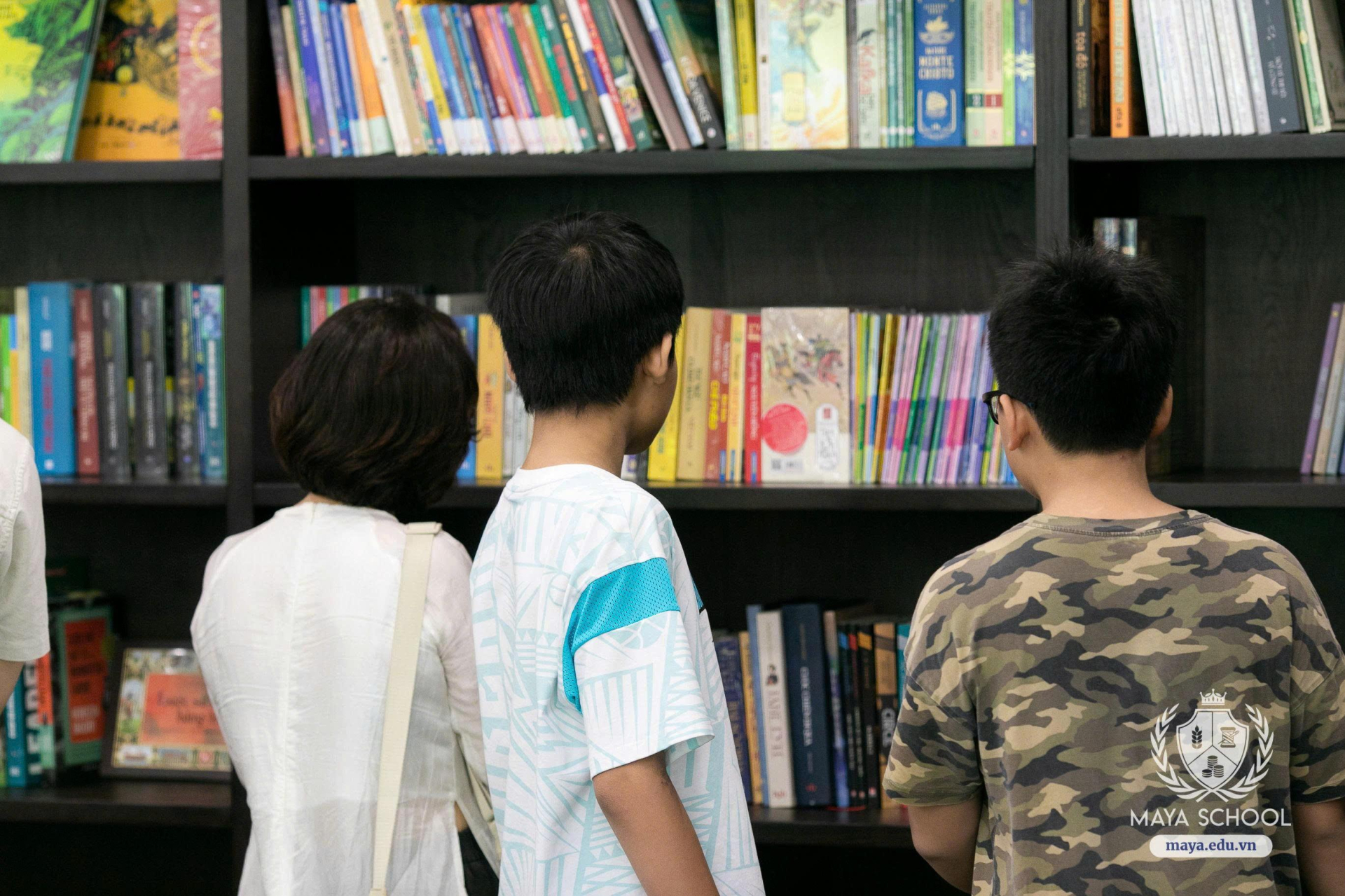Các em học sinh và phụ huynh tham quan thư viện Maya School mayaschool