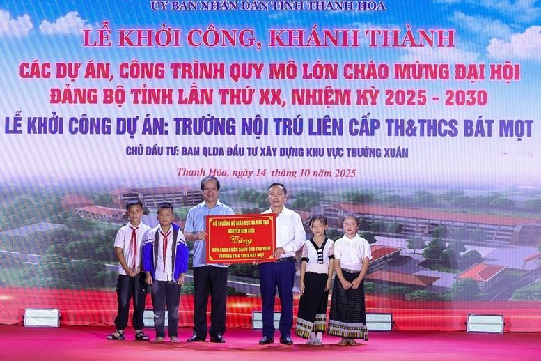 Bộ trưởng Bộ Giáo dục và Đào tạo Nguyễn Kim Sơn tặng thư viện trường hơn 2.600 cuốn sách - Ảnh: VGP/Nhật Bắc bộ trưởng nguyễn kim sơn