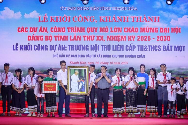 Thủ tướng Phạm Minh Chính trao bức tranh thủ tướng 3