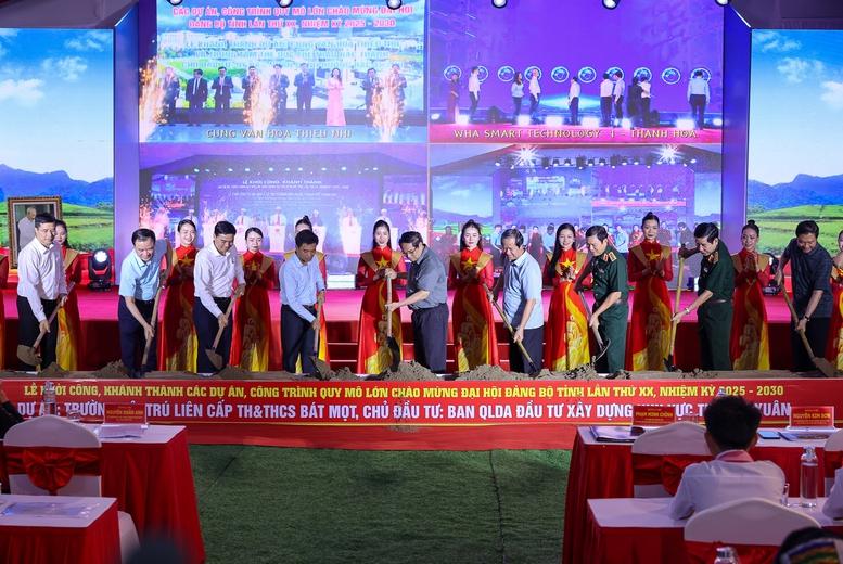 Thủ tướng Phạm Minh Chính và các đại biểu thực hiện nghi thức khởi công trường nội trú liên cấp tiểu học – trung học cơ sở tại xã miền núi Bát Mọt - Ảnh: VGP/Nhật Bắc thutuong2