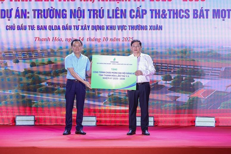 Tập đoàn Công nghiệp - Năng lượng Quốc gia Việt Nam trao tặng kinh phí góp phần xây dựng dự án trường nội trú liên cấp tiểu học và THCS Bát Mọt - Ảnh: VGP/Nhật Bắc trường bát mọt thanh hóa