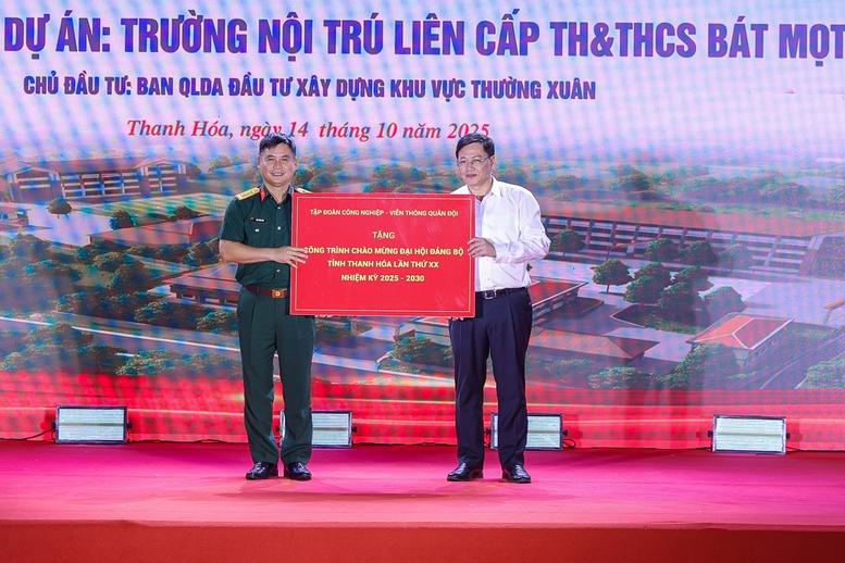 Tập đoàn Công nghiệp - Viễn thông Quân đội trao tặng kinh phí góp phần xây dựng dự án trường nội trú liên cấp tiểu học và THCS Bát Mọt - Ảnh: VGP/Nhật Bắc trường nội trú bát mọt