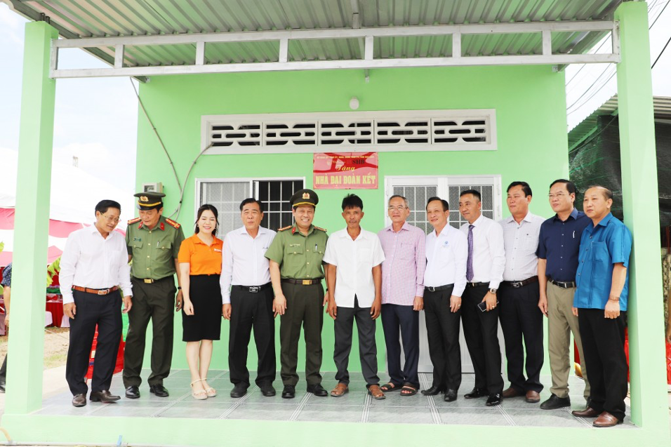 Lãnh đạo Bộ Công an, tỉnh Bạc Liêu và đại diện Tập đoàn T&T Group, Ngân hàng SHB dự khánh thành nhà của hộ dân được hỗ trợ Picture5