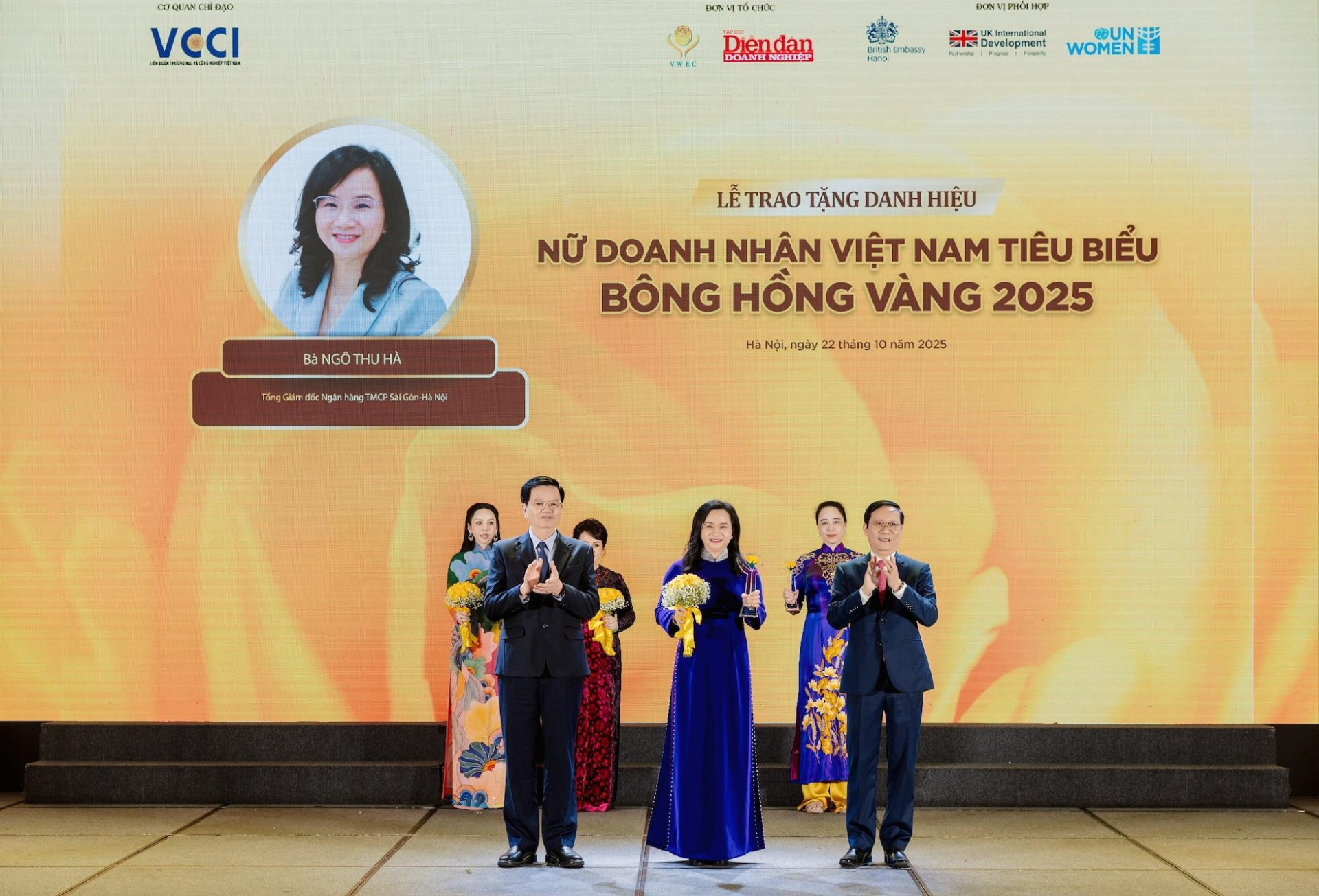 Phó Thủ tướng Chính phủ Mai Văn Chính và Chủ tịch VCCI Phạm Tấn Công trao danh hiệu Bông hồng vàng cho nữ doanh nhân Ngô Thu Hà - Tổng Giám đốc SHB tổng giám đốc SHB