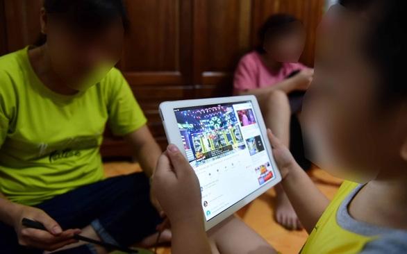 Gia đình và nhà trường rất cần định hướng và kiểm soát chặt chẽ khi trẻ em sử dụng mạng xã hội. trẻ em trên mạng xã hội