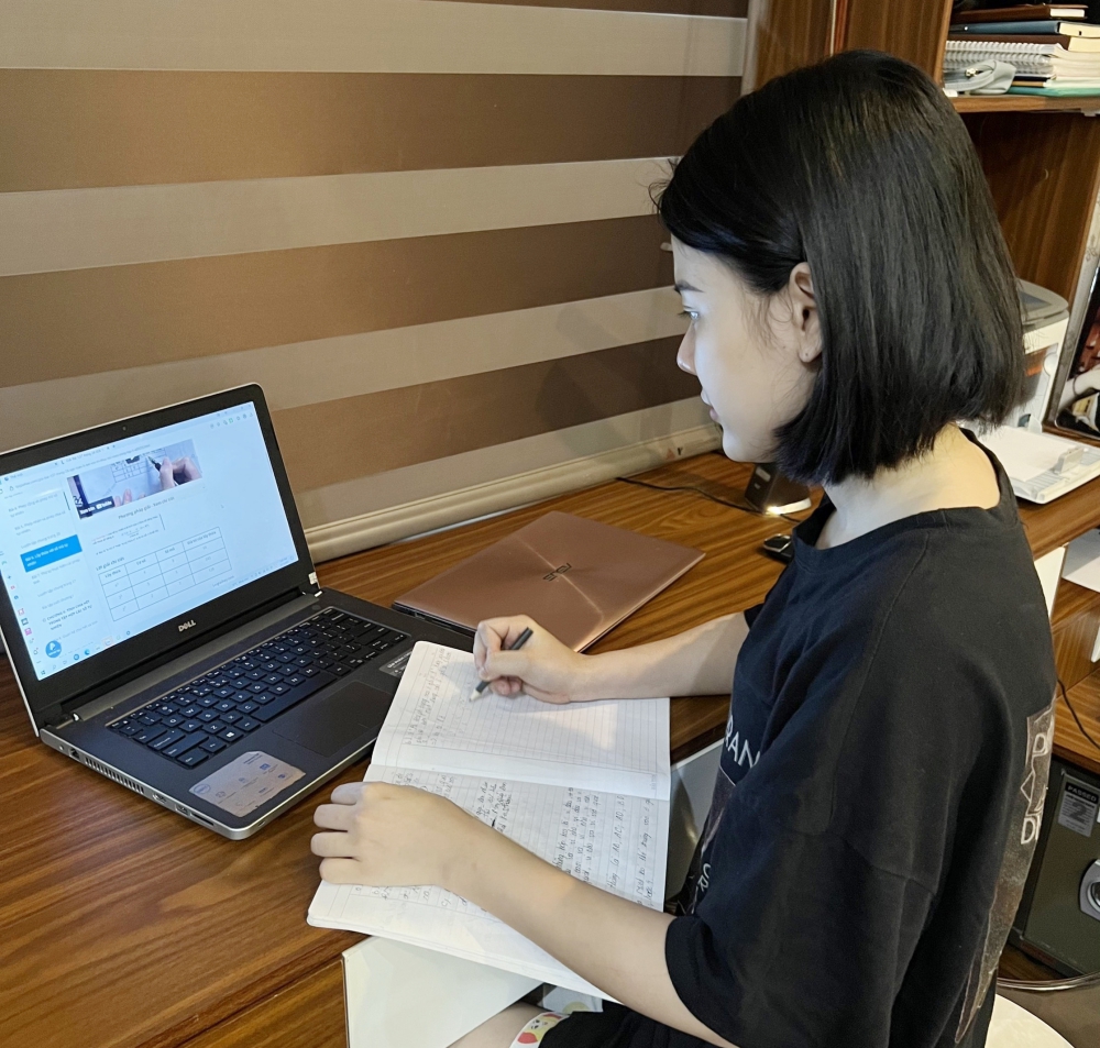 Học sinh ở Thái Nguyên học online.