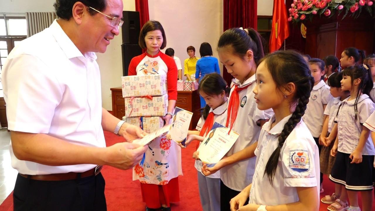 Nhà giáo Đoàn Việt Dũng trao giải cho 3 học sinh đoạt giải Tư và giải Triển vọng toàn quốc cuộc thi 