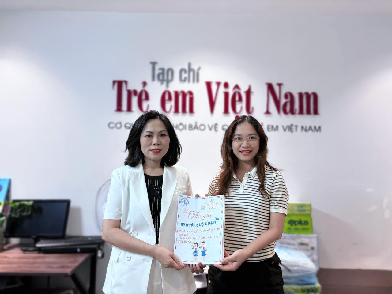 Cô Đồng Thị Quyên - Hiệu trưởng nhà trường đến Tạp chí Trẻ em Việt Nam và trao tận tay bài dự thi của học sinh cho Ban Tổ chức.