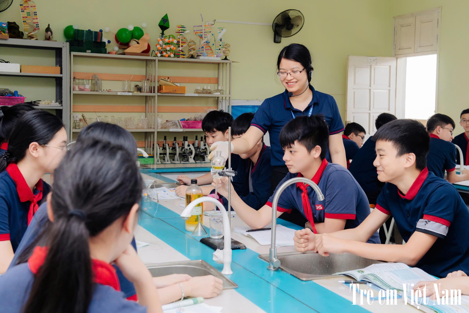 Học sinh hào hứng với từng giờ học được đổi mới, tạo sự kết nối giữa thầy và trò. nh 1