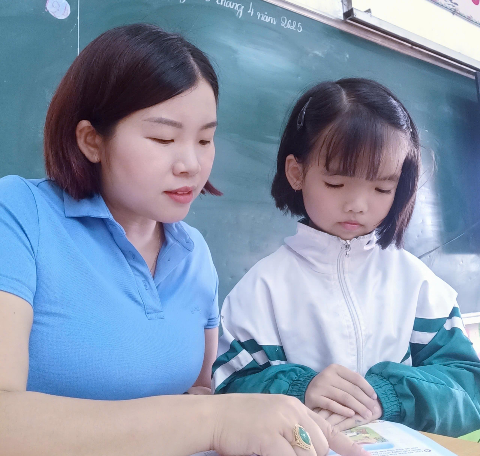 Từng ngày, cô Huyên đồng hành cùng My viết tiếp ước mơ trên trang giấy. Cô Hà Thị Huyên