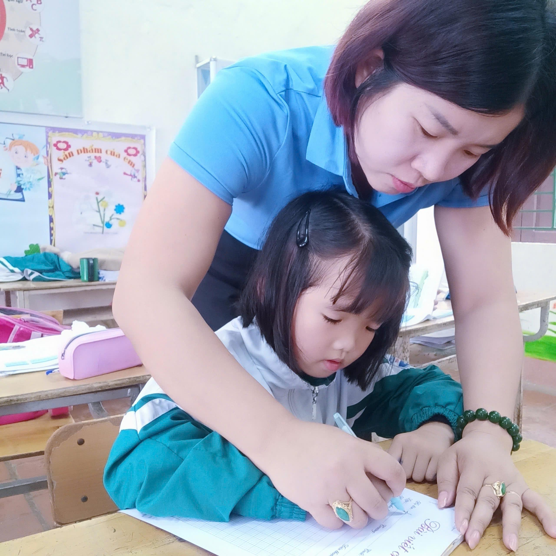Mỗi nét bút của My là thành quả của sự kiên nhẫn, yêu thương và niềm tin không giới hạn từ cô giáo. Hà Thị Huyên 2