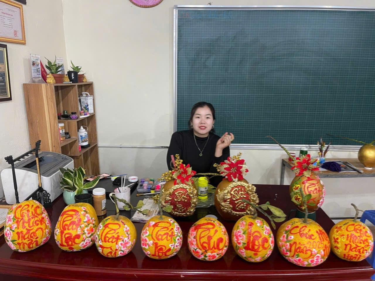 Đôi tay khéo léo của cô Huyên biến trái bưởi, trái dừa thành những tác phẩm nghệ thuật. z6542475851191_1d60b36473z6542475851191_1d60b36473
