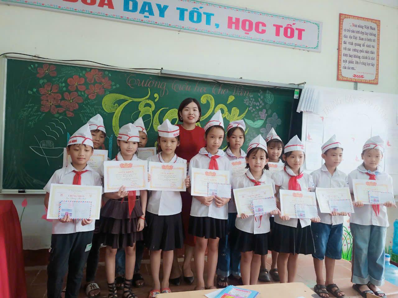 Đằng sau mỗi thành công của học trò là những buổi chiều cô giáo sửa từng nét bút. Cô Huyên cùng học trò Tiểu học Thọ Văn.